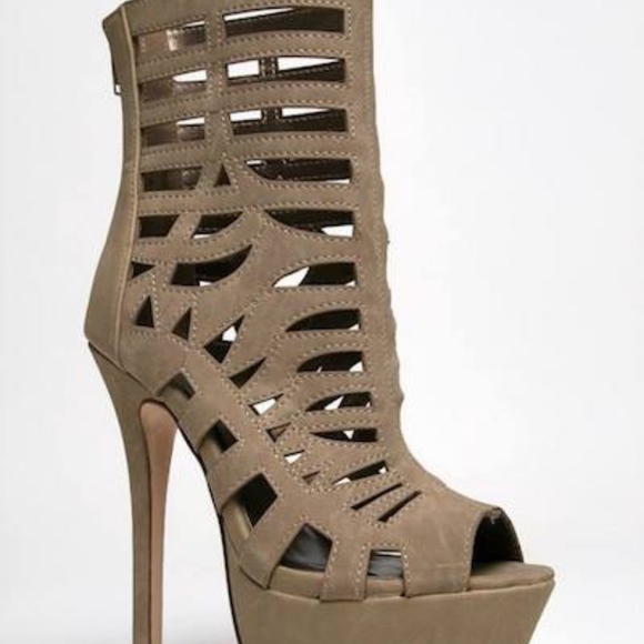 Shoes - Taupe booties